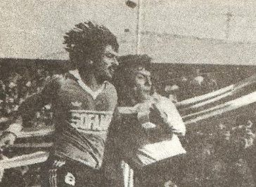 Año 1984. En el Cemento juninense, De la Llera pelea la posición junto a Miguel Ángel Brindisi del Racing Club.