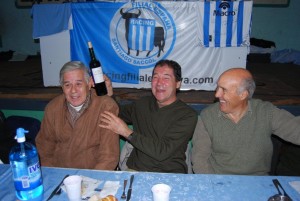 Jaime Martinoli, Nelson Chabay y Juan Carlos Rulli, divirtiéndose en una reunión de la Filial España de Racing. 