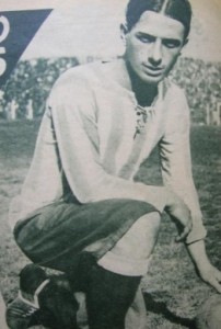 Perfecta raya al medio y los míticos pantalonazos. Natalio posando antes de un clásico ante Independiente. Año 1929. 