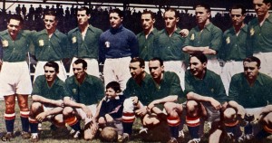 El Euskadi formado antes de disputar un partido. La mayoría de los jugadores fueron parte de nuestro fútbol, y en el caso de Lángara y Zubieta, como figuras históricas.