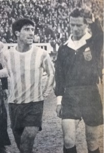 ¡Vayasé! Le indica el árbitro Roberto Barreiro al Panadero Díaz. 