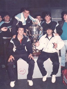 Cumbre oriental junto a la Supercopa. El artiguense Rubén Paz junto a los montevideanos Julio César Balerio, Víctor Rabuñal y Carlos Vázquez. 