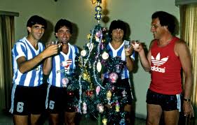 Coco Basile 1985. Celebrando el año nuevo con el ascenso racinguista. En la foto, Gustavo Costas, Horacio Cordero y Cholo Pavón.