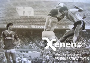 11 de mayo de 1985. El Cholo se eleva aunque la pelota está en las manos del Gato Alejandro Lanari. Triunfo de la Academia 1 a 0 sobre el Deportivo Italiano.