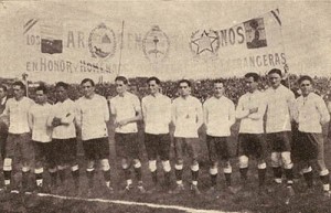 30 de octubre de 1921. El equipo argentino que derrotó 1 a 0 a Uruguay, logrando el primer campeonato Sudamericano.