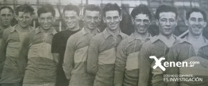 El equipo de Boca Juniors formado en la vieja cancha de madera, previo a la larga gira europea. 
