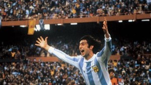 Mario Kempes en un afiche eterno del fútbol argentino. Goleador del certamen, vital en la final con dos goles. 