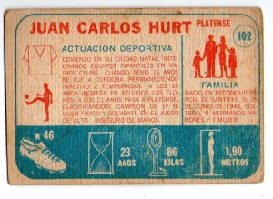 Figurita con la ficha de Juan Carlos Hurt. Su increíble reacción ante una provocación, cambió la historia de nuestro fútbol. 